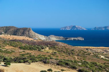 Deniz manzarası, masmavi deniz ve mavi gökyüzü, duvar kağıdı. Yunan adasının kıyısı, Girit 'in egzotik adası.