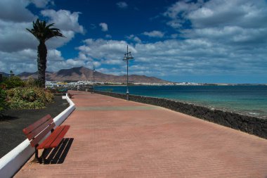 Lanzarote 'daki güzel sahil, kanarya adaları. Okyanus manzarası.