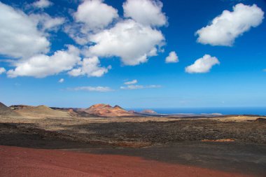 Timanfaya Parkı 'ndaki volkanlar ve İspanya' nın Kanarya Adaları 'ndaki Lanzarote Adası' ndaki volkanik manzaralar