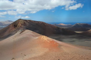 Timanfaya Parkı 'ndaki volkanlar ve İspanya' nın Kanarya Adaları 'ndaki Lanzarote Adası' ndaki volkanik manzaralar