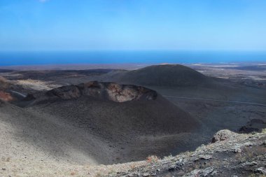 Timanfaya Parkı 'ndaki volkanlar ve İspanya' nın Kanarya Adaları 'ndaki Lanzarote Adası' ndaki volkanik manzaralar