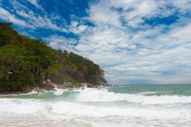 Tayland 'da Phuket yarımadasında büyük kayalıkları olan manzara ve tropikal deniz manzaraları