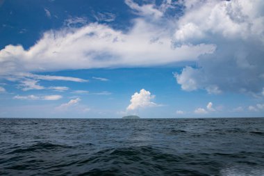 Tayland 'da tatiliniz sırasında Hint Okyanusu' ndaki dalgaların arasında dolaşın.