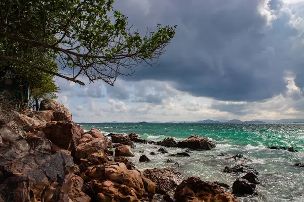 Tayland 'da Hint Okyanusu kıyısında egzotik bir tatil ve dinlenme..
