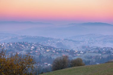 Dağların üzerinden renkli günbatımı