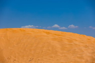 Sahra Çölü 'nün turuncu kumlu egzotik manzarası, mavi gökyüzü ve Tunus' ta yanan güneş, tasarım veya arka plan için duvar kağıdı