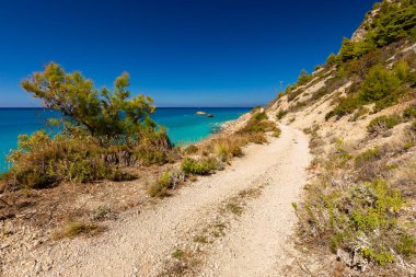 Yaz tatili manzarası Yunan adası Lefkada 'daki İyon Denizi' ndeki kumlu kumlu kumlu plaja bakıyor. Tasarım için arka plan, duvar kağıdı.