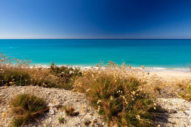 Yaz tatili manzarası Yunan adası Lefkada 'daki İyon Denizi' ndeki kumlu kumlu kumlu plaja bakıyor. Tasarım için arka plan, duvar kağıdı.