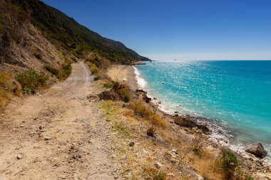 Yaz tatili manzarası Yunan adası Lefkada 'daki İyon Denizi' ndeki kumlu kumlu kumlu plaja bakıyor. Tasarım için arka plan, duvar kağıdı.