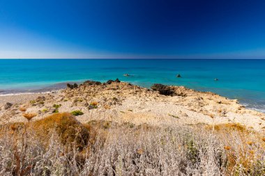 Yaz tatili manzarası Yunan adası Lefkada 'daki İyon Denizi' ndeki kumlu kumlu kumlu plaja bakıyor. Tasarım için arka plan, duvar kağıdı.