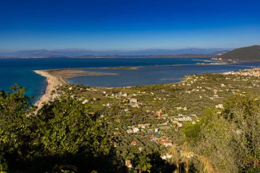 Aşağıdaki Lefkada şehrinin yüksek bir noktasından, İyon Denizi 'ndeki bir Yunan adasında, katalog, tasarım veya arkaplan için duvar kağıdı