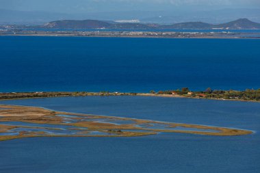 Aşağıdaki Lefkada şehrinin yüksek bir noktasından, İyon Denizi 'ndeki bir Yunan adasında, katalog, tasarım veya arkaplan için duvar kağıdı