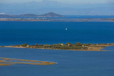 Aşağıdaki Lefkada şehrinin yüksek bir noktasından, İyon Denizi 'ndeki bir Yunan adasında, katalog, tasarım veya arkaplan için duvar kağıdı