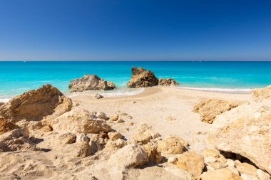 Megali Petra plajı, tatil deniz manzarası gök mavisi İyon Denizi 'nde kayalarla kaplı bir sahil, Yunanistan' ın Lefkada adasında, tasarım için arka plan, duvar kağıdı.