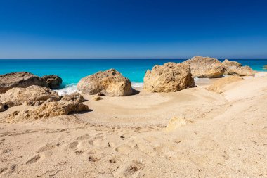 Megali Petra plajı, tatil deniz manzarası gök mavisi İyon Denizi 'nde kayalarla kaplı bir sahil, Yunanistan' ın Lefkada adasında, tasarım için arka plan, duvar kağıdı.