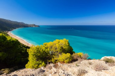 Mavi İyon Denizi kıyısına bakan yaz manzarası, güzel kumlu plajlar ve taze yeşil bitki örtüsü, egzotik manzara, seyahat duvar kağıdı, tasarım için arka plan