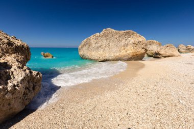 Megali Petra plajı, tatil deniz manzarası gök mavisi İyon Denizi 'nde kayalarla kaplı bir sahil, Yunanistan' ın Lefkada adasında, tasarım için arka plan, duvar kağıdı.