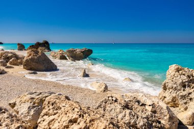 Megali Petra plajı, tatil deniz manzarası gök mavisi İyon Denizi 'nde kayalarla kaplı bir sahil, Yunanistan' ın Lefkada adasında, tasarım için arka plan, duvar kağıdı.