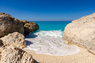 Megali Petra plajı, tatil deniz manzarası gök mavisi İyon Denizi 'nde kayalarla kaplı bir sahil, Yunanistan' ın Lefkada adasında, tasarım için arka plan, duvar kağıdı.