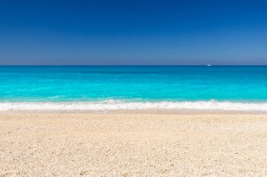 Megali Petra plajı, tatil deniz manzarası gök mavisi İyon Denizi 'nde kayalarla kaplı bir sahil, Yunanistan' ın Lefkada adasında, tasarım için arka plan, duvar kağıdı.