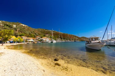 Yunan İyon adasındaki harika yaz tatili manzarası Lefkada, kartpostal ya da seyahat duvar kağıdı, tasarımınız için arka plan
