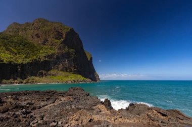 Madeira 'da (Porto da Cruz) güneşli güzel bir günde dalgalı deniz manzarası, projeniz için arka plan ya da duvar kağıdı