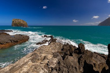 Madeira 'da (Porto da Cruz) güneşli güzel bir günde dalgalı deniz manzarası, projeniz için arka plan ya da duvar kağıdı