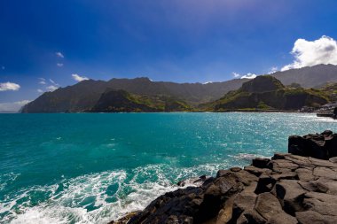 Madeira 'da (Porto da Cruz) güneşli güzel bir günde dalgalı deniz manzarası, projeniz için arka plan ya da duvar kağıdı