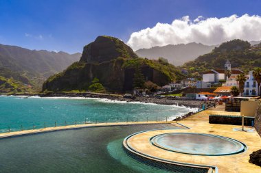 Madeira 'da (Porto da Cruz) güneşli güzel bir günde dalgalı deniz manzarası, projeniz için arka plan ya da duvar kağıdı