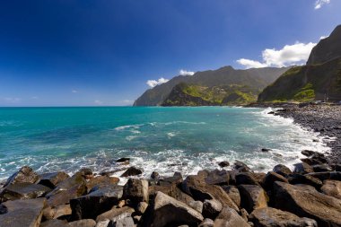 Madeira 'da (Porto da Cruz) güneşli güzel bir günde dalgalı deniz manzarası, projeniz için arka plan ya da duvar kağıdı