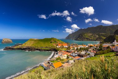 Madeira 'da (Porto da Cruz) güneşli güzel bir günde dalgalı deniz manzarası, projeniz için arka plan ya da duvar kağıdı