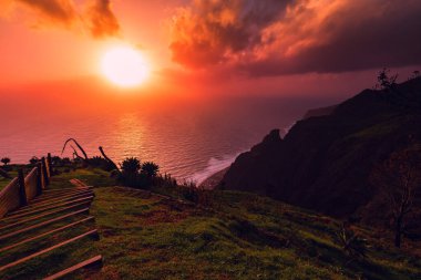 Madeira (Miradouro dos Prazeres), arka plan veya duvar kağıdı ile kaplı bir tepeden Atlantik Okyanusu ve uçurum kıyısına bakan gün batımı
