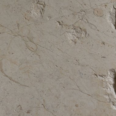 Zemin veya duvar yüzeyi olarak çatlakları olan bej doğal mermer, modern duvar kağıdı, kaplama, tasarım veya web pankartı için arkaplan