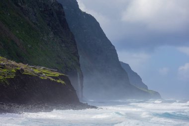 Dağın tepesinden okyanus manzarası