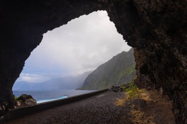 Madeira adasındaki deniz ve dağların manzarası.