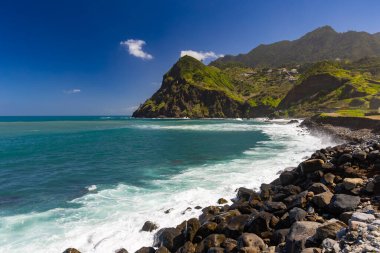 Kıyı ve okyanus manzarası
