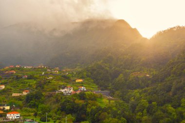 Portekiz 'in Madeira adasındaki Monmonos Dağı' ndan gün batımı manzarası