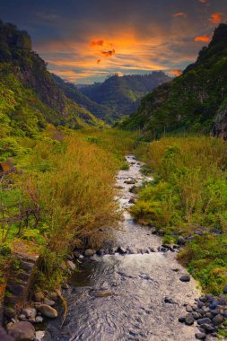Dağlarda güzel bir gün batımı