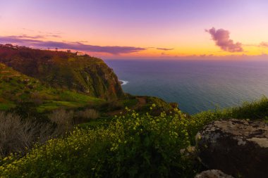 Denizin üzerinde gün batımı. güzel doğa arkaplanı.