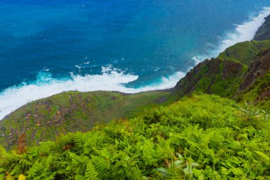 Güzel okyanus manzarası ve bulutlu mavi gökyüzü.