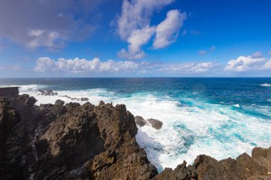 Deniz kıyısının güzel manzarası