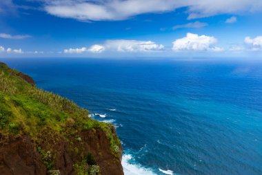 Uçurumlar ve Mavi Gökyüzü, Madeira ile Çarpıcı Sahil Manzarası