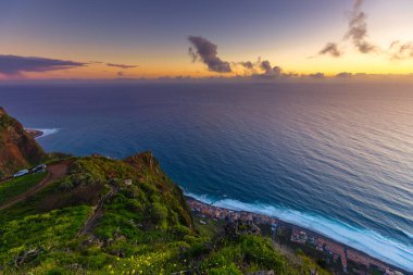 Okyanus kıyısındaki güzel günbatımının hava manzarası, madeira adası, Portekiz.