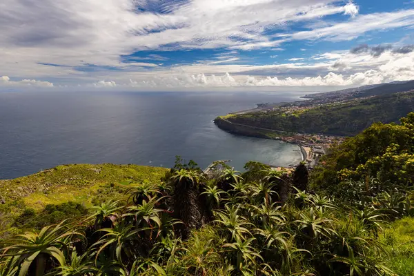 Madeira 'daki Machico kıyı kasabasının ve Madeira' daki Miradouro do Pico do Facho 'nun manzarası.