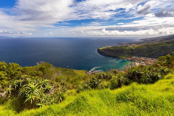 Madeira 'daki Machico kıyı kasabasının ve Madeira' daki Miradouro do Pico do Facho 'nun manzarası.