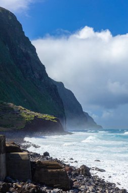 Uçurumlarla, plajlarla ve okyanuslarla dolu kıyı manzarası mavi gökyüzü altında, Achadas da Cruz, Madeira
