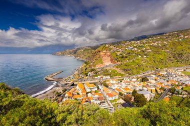 Okyanus manzaralı ve dağlı kıyı kasabası, Ribeira Brava (Miradouro de So Sebastio), Madeira