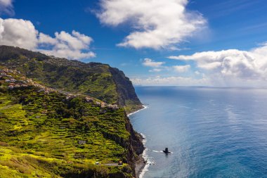 Uçurumlar ve Mavi Gökyüzü, Madeira ile Çarpıcı Sahil Manzarası