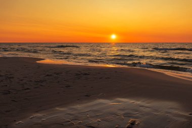 Sahilde gün batımı