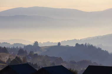 Sonbahar dağ manzarası ve şafak vakti sisli ve güneşli huzurlu manzara, Beskid, Polonya, arka plan veya fotoğraf duvar kağıdı